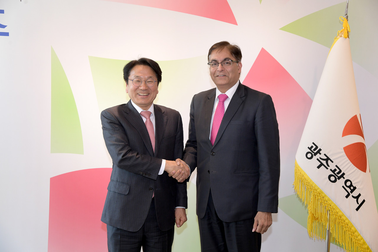 강기정 광주시장(왼쪽)과 아미트 꾸마르 주한 인도대사가 AI 및 빅데이터 분야 협력 방안을 논의했다. (사진=광주시) 