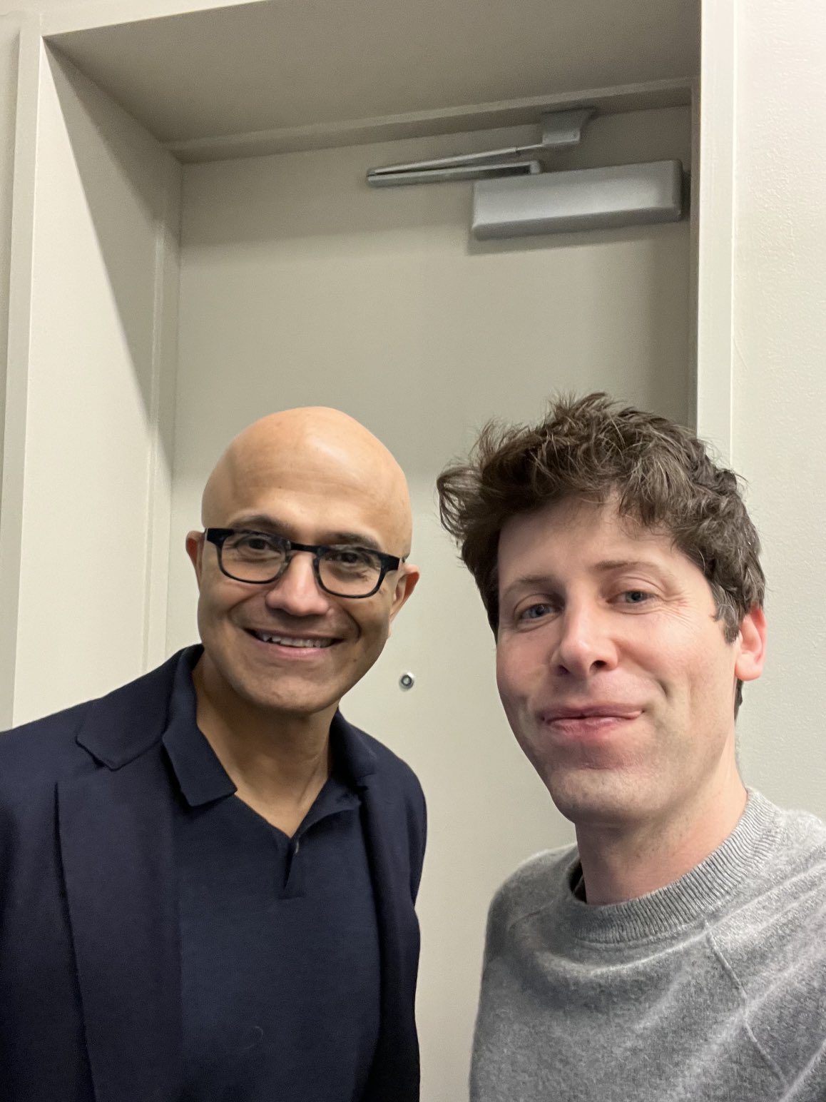 사티아 나델라 마이크로소프트 CEO(왼쪽)와 홤께한 샘 알트먼 오픈Ai CEO (사진=트위터 Sam Altman)