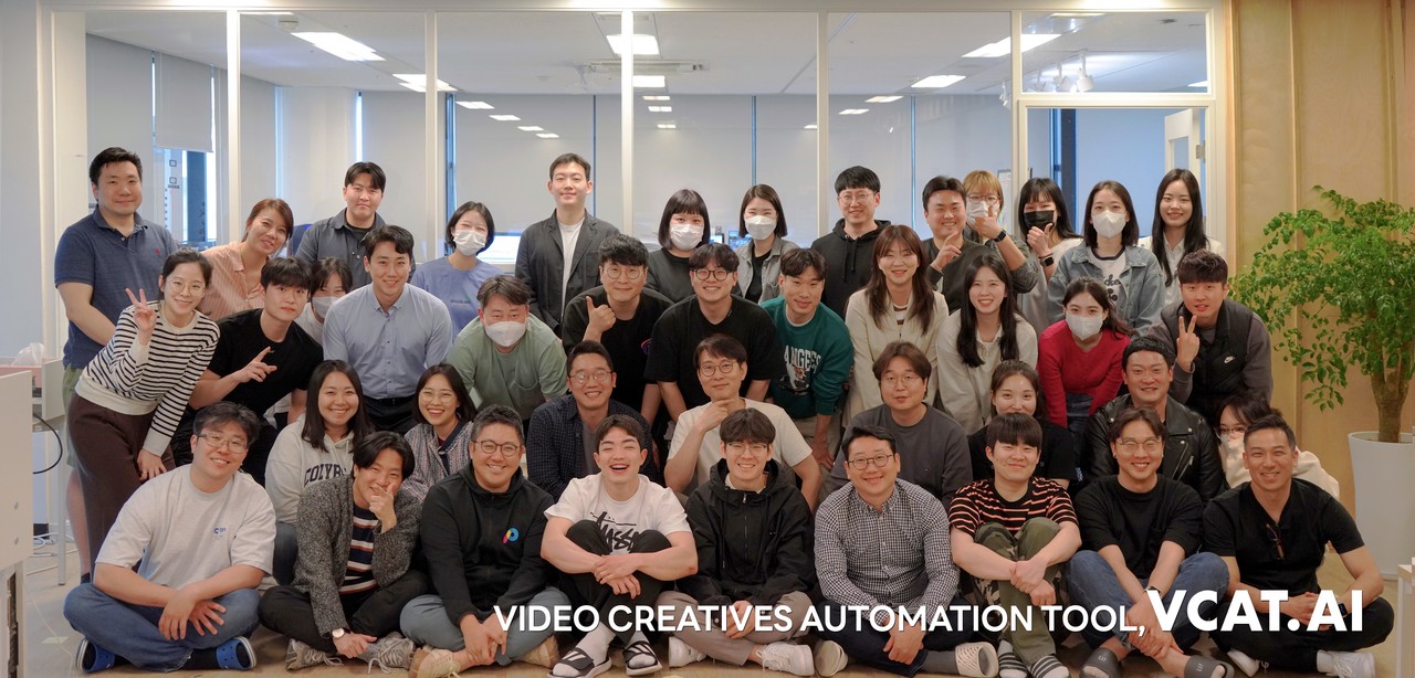 파이온코퍼레이션 임직원들이 선릉 인근 사무실에서 기념촬영을 하고 있다. (사진=브이캣) 