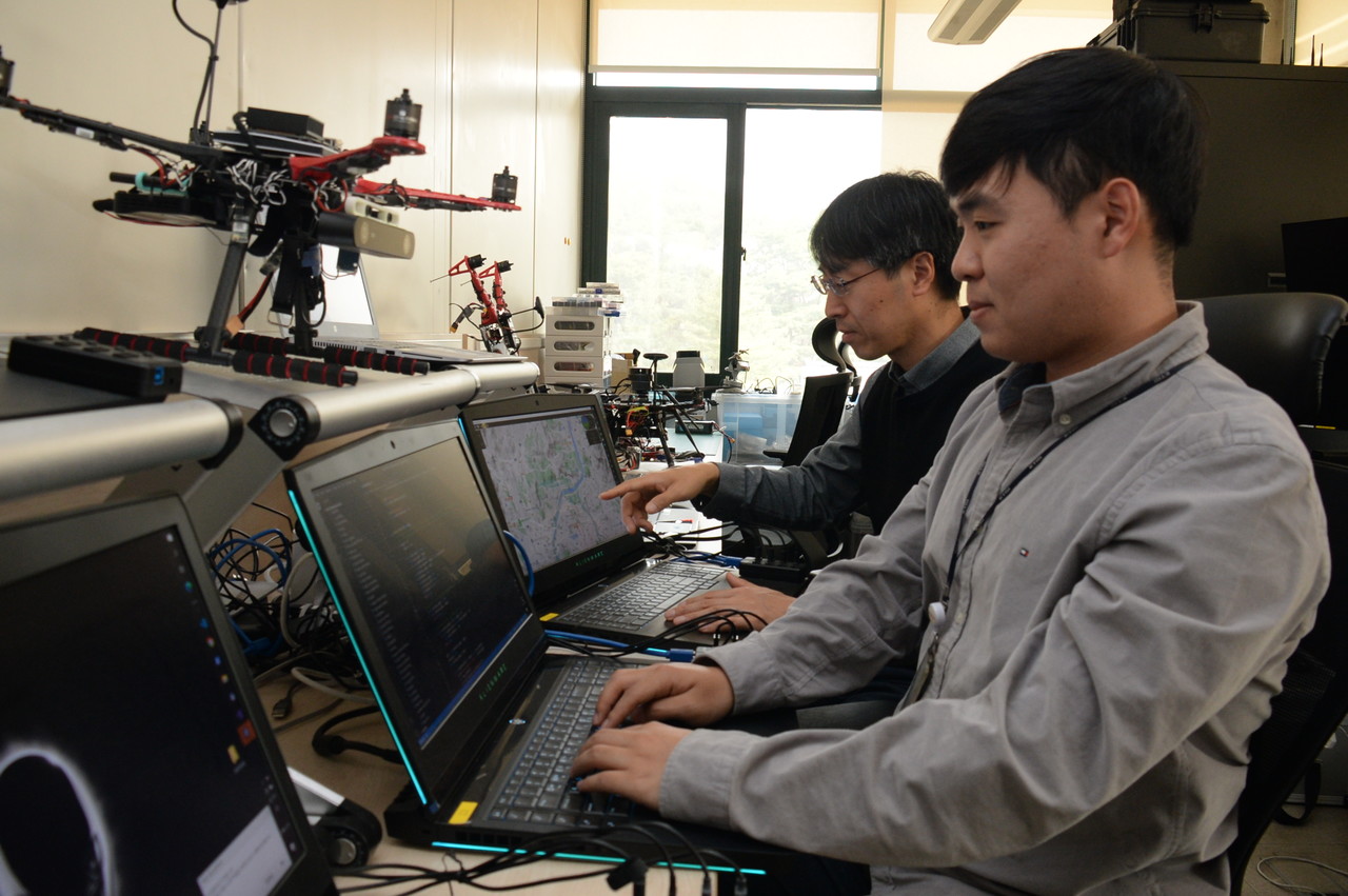 ETRI연구진이 'EVAN' 기술을 드론에 적용하는 모습 (사진=ETRI)