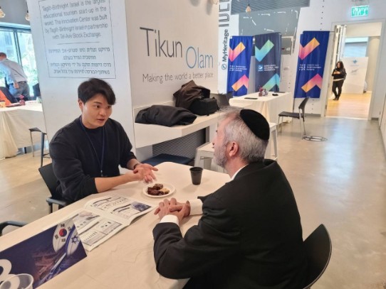 정우주 인디제이 대표가 ‘한이스라엘 스마트모빌리티 혁신컨퍼런스’에서 이스라엘 기업 관계자와 이야기를 하고 있다. (사진=인디제이)