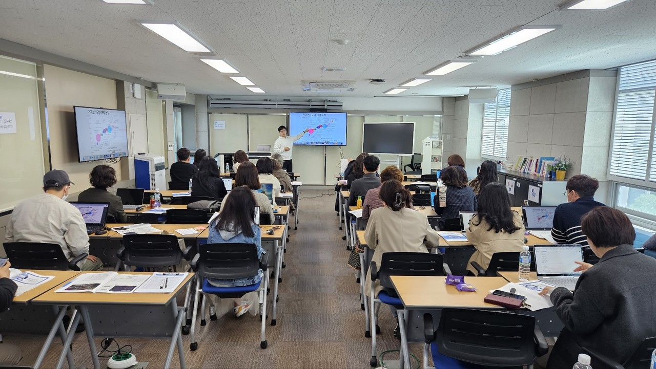 광주교육연구정보원이 지난 8일 관내 초·중등 교원 40명을 대상으로 ‘챗GPT의 이해와 교육적 활용’ 연수를 진행했다고 11일 밝혔다. 연수는 ▲챗GPT 소개 및 개념 이해 ▲활용 분야 ▲올바른 질문 방법 ▲확장 프로그램을 통한 활용 팁 ▲수업 및 업무 활용 사례 ▲윤리적 활용방안 등으로 이뤄졌다. (사진=광주시교육청)