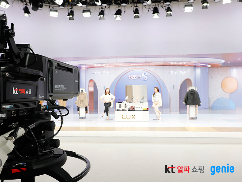 AI BGM이 도입된 KT알파 쇼핑 ‘신진영의 S shop#(S샵)’ 녹화 현장 (사진=KT알파,지니뮤직)