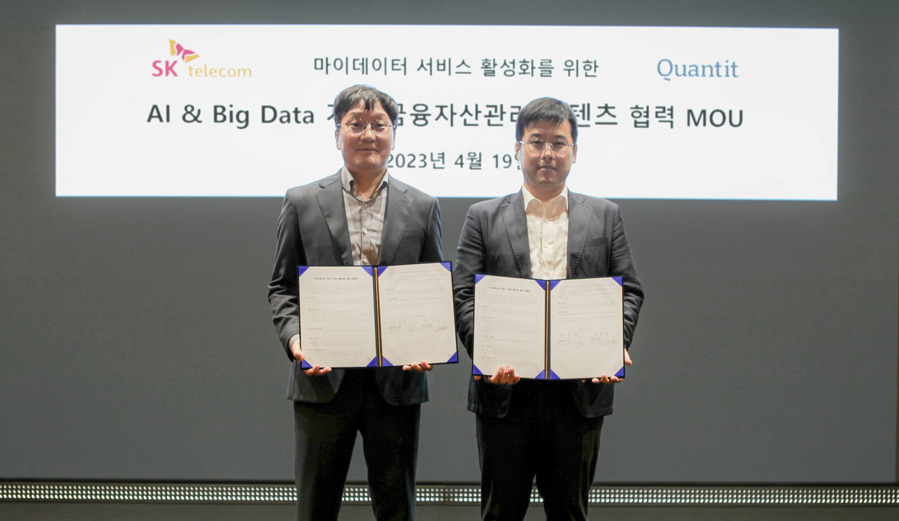  SK텔레콤 장홍성 AdTech CO 담당(왼쪽)과 퀀팃 한덕희 대표가 양해각서를 들어보이고 있다. (사진=SKT)