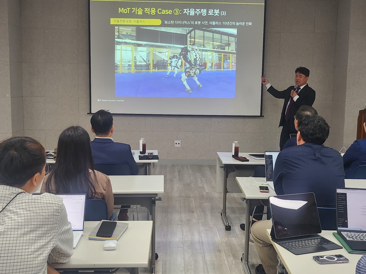 김준하 인공지능산업융합사업단장이 20일 사업단 대회의실에서 광주 시민을 대상으로 3시간 동안 챗 GPT를 활용한 실습 교육을 하고 있다. (사진=인공지능산업융합사업단)