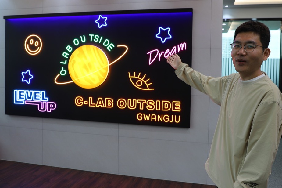 박시빈 삼성전자 창의개발센터 프로가 라운지에 걸려 있는 걸개 그림의 의미를 설명하고 있다.