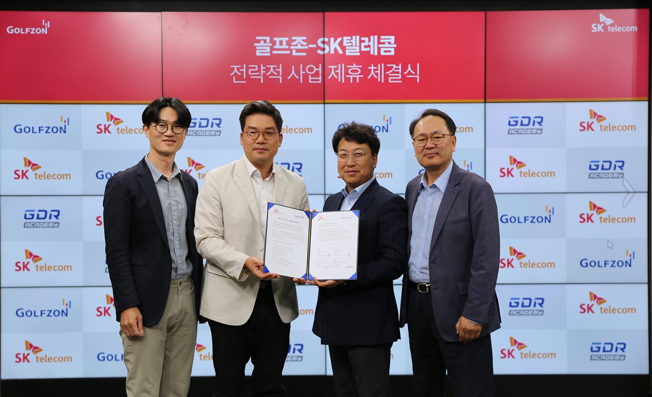 김아성 골프존GDR 아카데미 실장(왼쪽부터), 손장순 골프존 미디어사업부 상무, 김혁 SKT 미디어제휴 담당, 오경식 스포츠마케팅 담당 등이 MOU에서 포즈를 취하고 있다. (사진=SKT) 