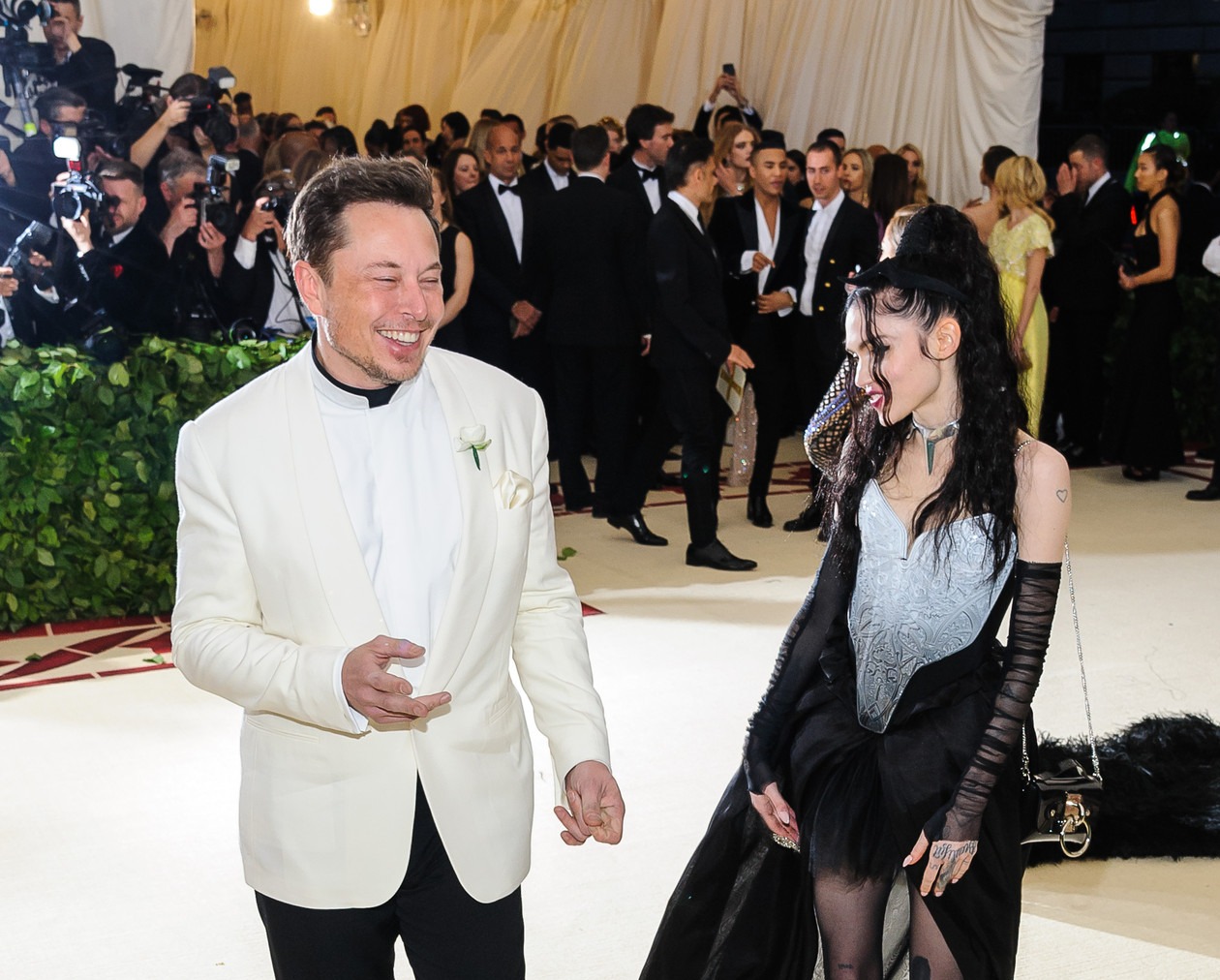 일론 머스크와 2018년  뉴욕 메트로폴리탄 미술관 행사에 등장한 그라임스 (사진=셔터스톡)