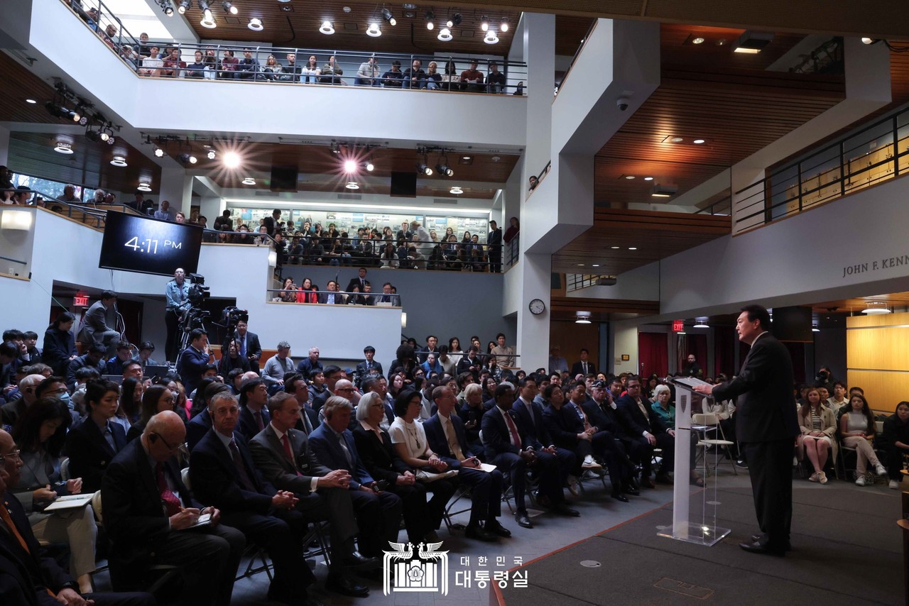 윤석열 대통령이 미 국빈 방문시 하버드대학교에서 연설을 펼치고 있다. (사진=대통령실) 