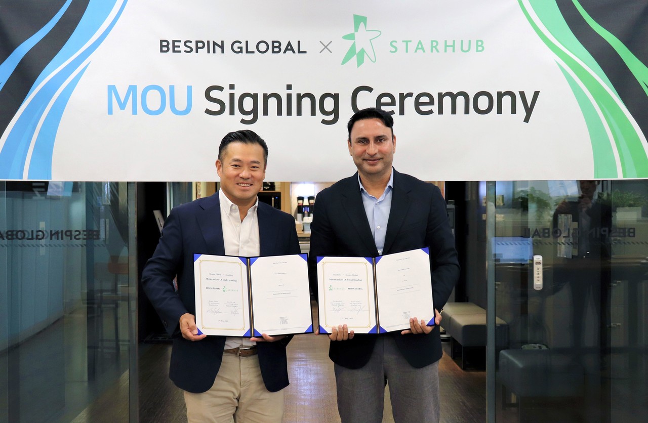 이한주 베스핀글로벌 대표(왼쪽)와 아유쉬 샤르마 스타허브 CTO가 서울에서 MOU를 체결한 후 기념 사진을 촬영하고 있다. (사진=베스핀글로벌)