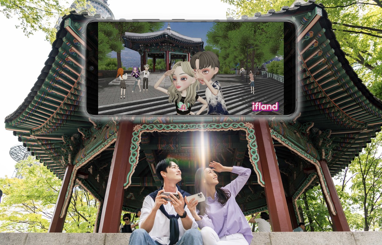 SKT 모델들이 이프랜드에 구현된 명소를 체험하는 모습 (사진=SKT)