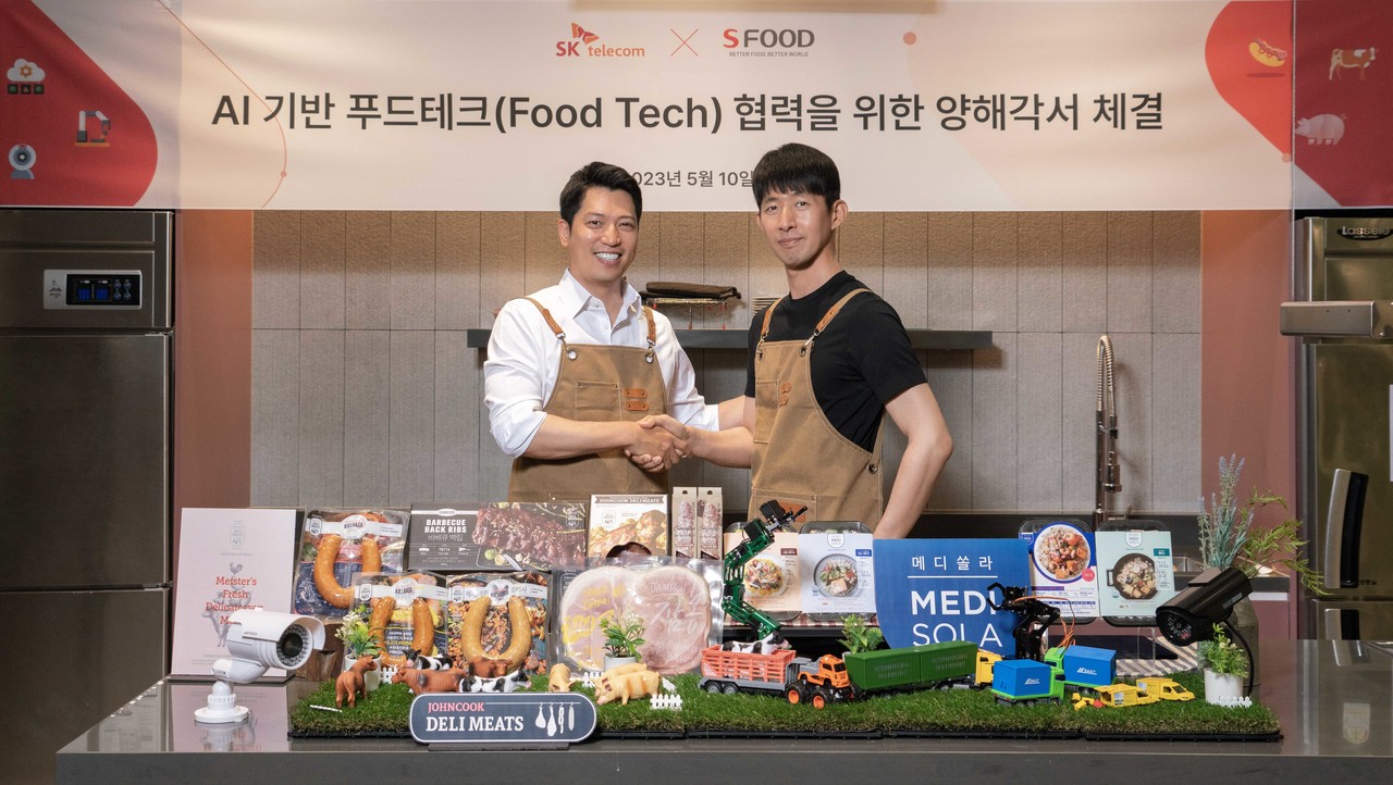 조성수 에쓰푸드홀딩스 대표(왼쪽)와 이종민 미래R&D담당이 업무협약식에서 악수를 나누고 있다. (사진=SKT)