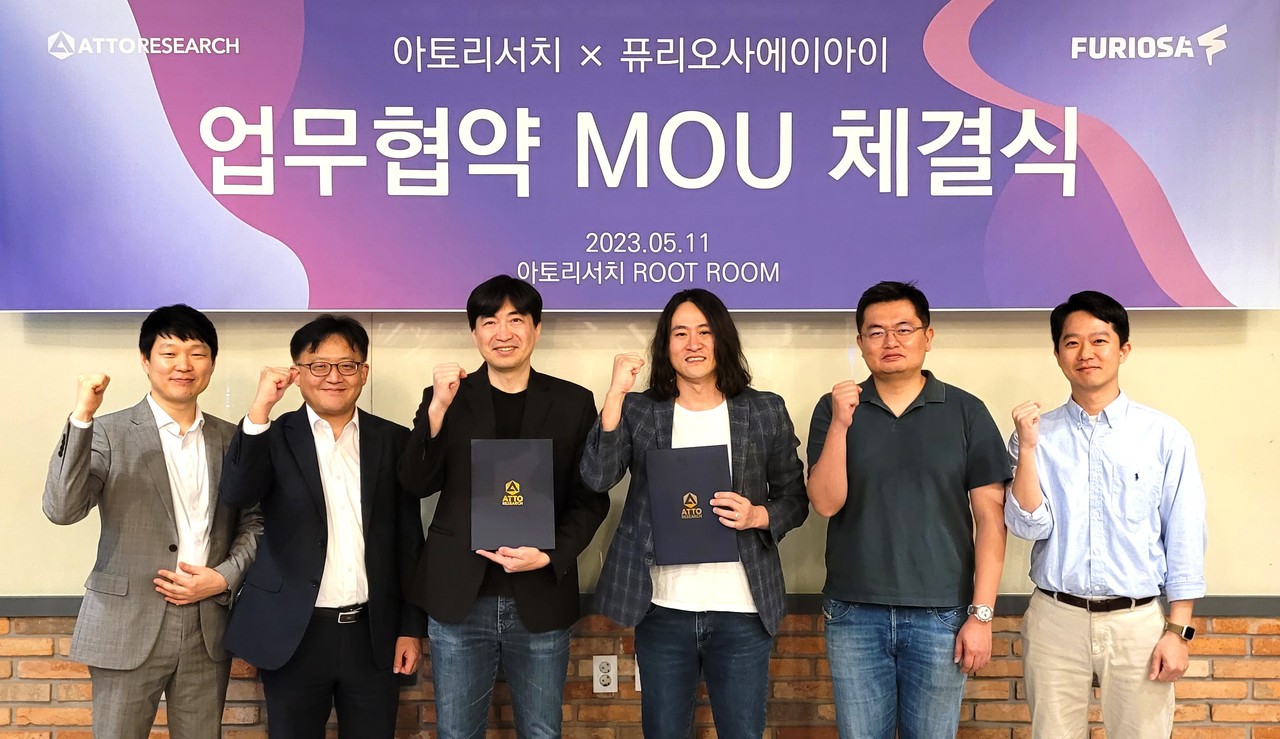 아토리서치와 퓨리오사AI 측이 아토리서치 양재 본사에서 MOU를 체결하고 있다. (사진=라이징팝스)