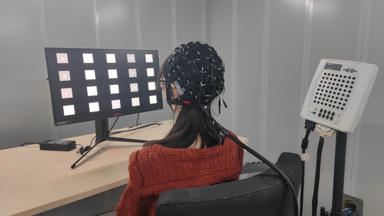 메타BCI 플랫폼의 뇌-컴퓨터 인터페이스 실험 (사진=텐진대학교)