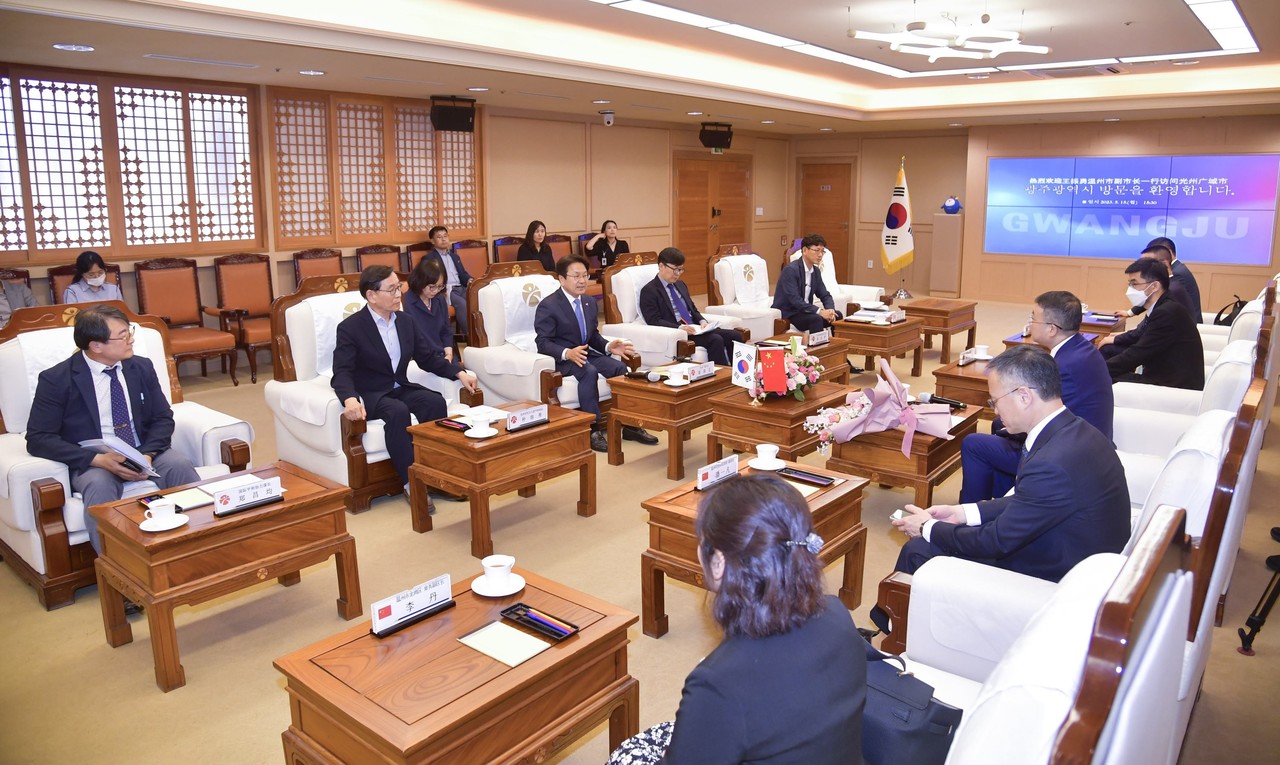 강기정 시장이 15일 시청 비즈니스룸에서 왕전융 중국 원저우시인민정부 부시장 등 방문단과 교류협력 방안을 논의하고 있다. (사진=광주시)