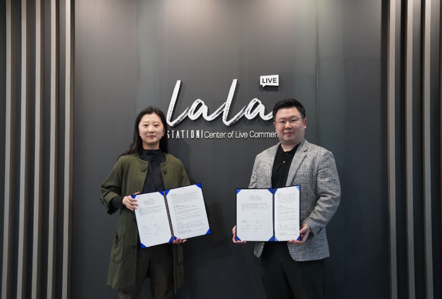 박지은 펄스나인 대표(왼쪽)와 이철호 라라스테이션 대표가 협약식에서 포즈를 취하고 있다. (사진=펄스나인)