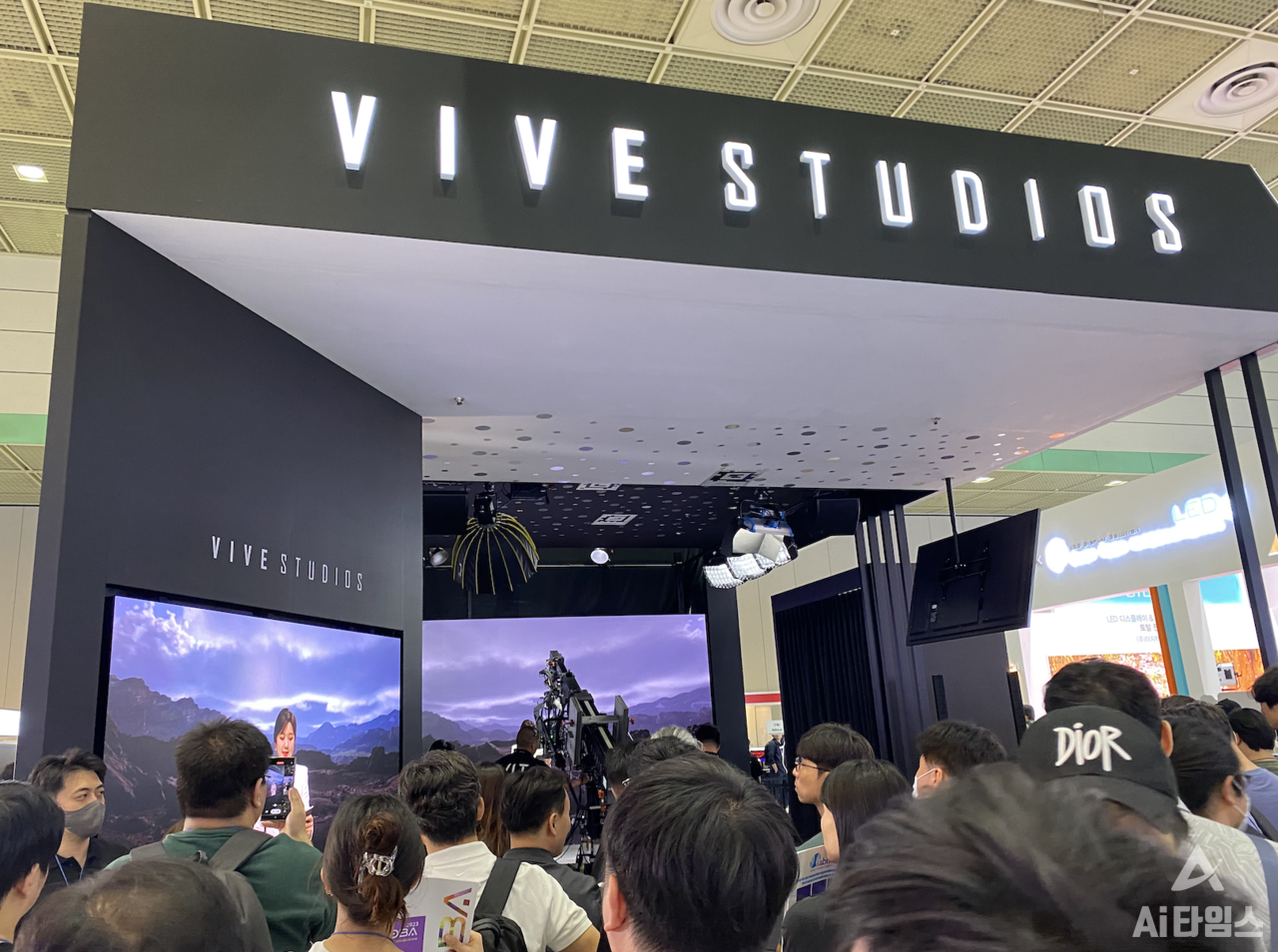 몰려드는 관람객으로 장사진을 이룬 비브스튜디오스 부스 