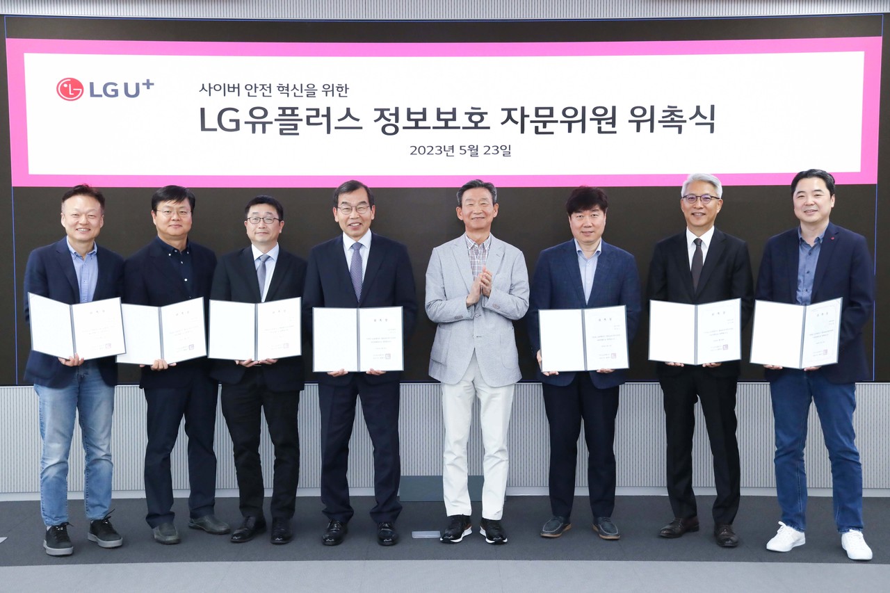 황현식 LGU+ 대표(왼족 다섯번째)와 외부 전문가들이 ‘정보보호자문위원회’를 발족, 기념촬영을 하고 있다. (사진=LGU+)