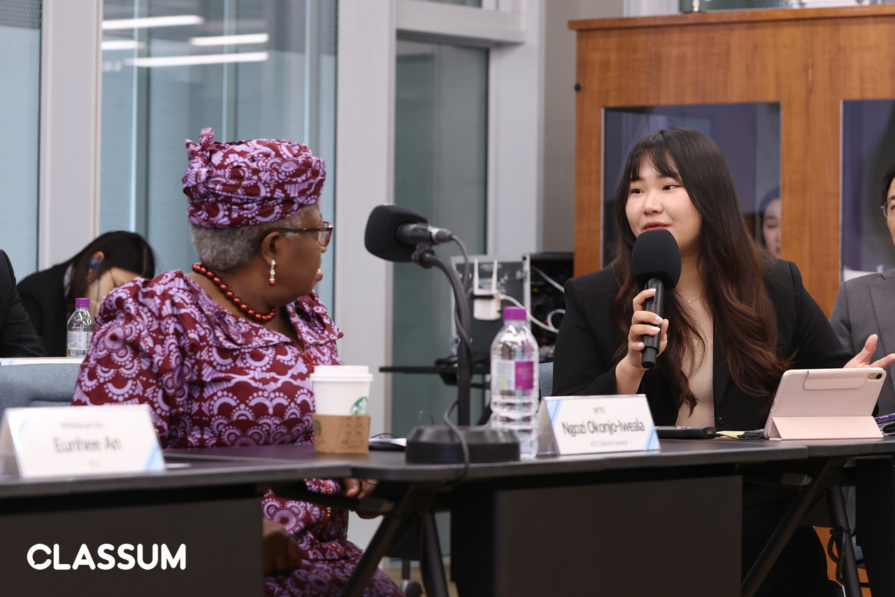 응고지 오콘조-이웰라 WTO 사무총장과 최유진 클라썸 대표가 대화를 나누고 있다. (사진=클라썸)