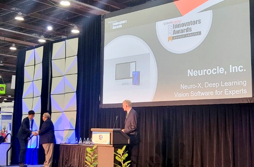 이홍석 대표(왼쪽)가 '2022 이노베이션 어워즈'를 수상하고 있다. (사진=뉴로클)