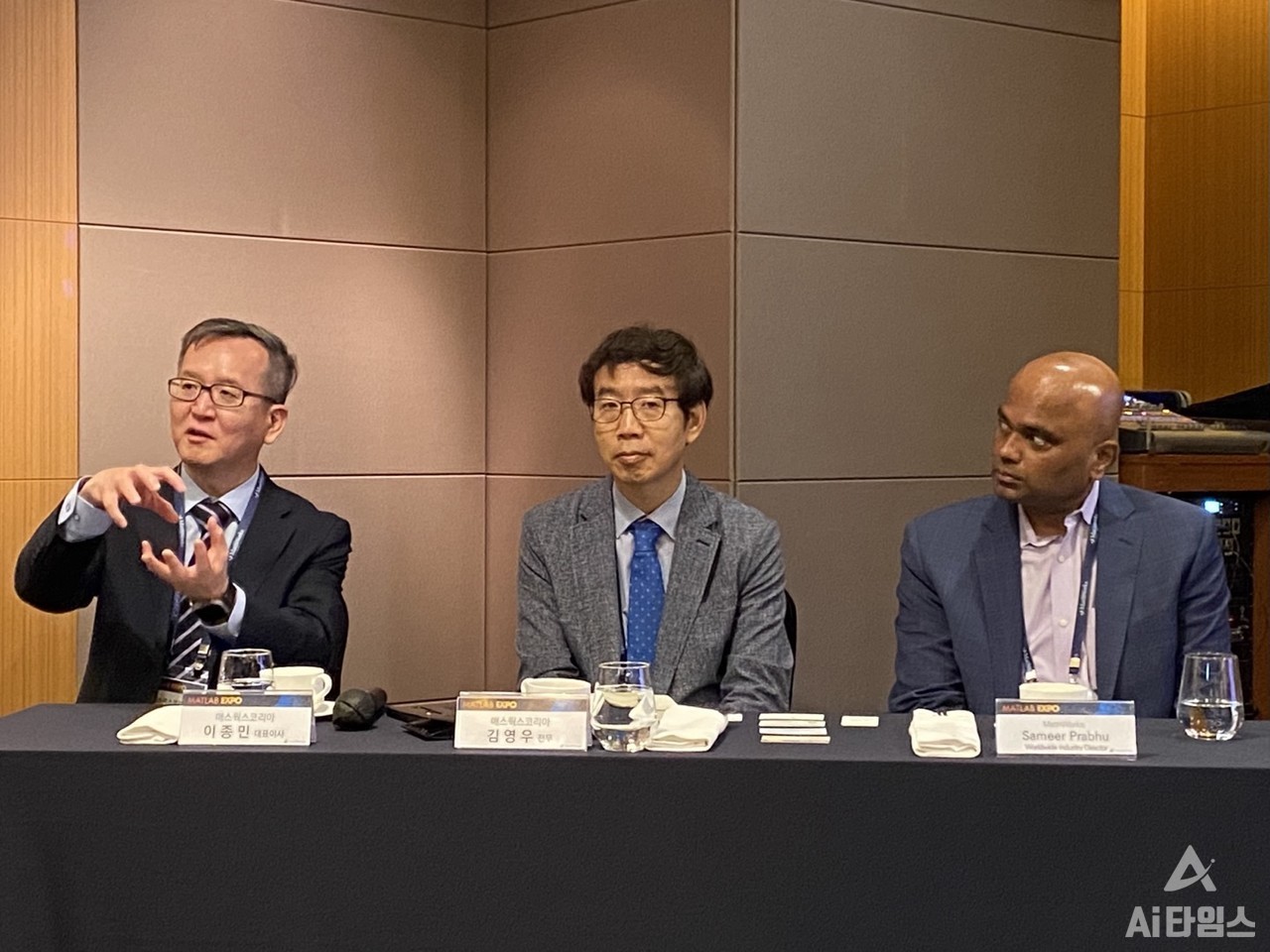 이종민 맥스웍스코리아 대표(왼쪽부터), 김영우 맥스웍스코리아 김영우 전무, 사미르 프라부 매스웍스 인더스트리 이사가 Q&A에서 질문에 답하고 있다.  