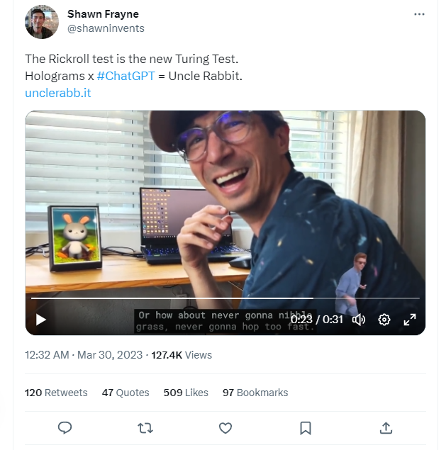 토끼 캐릭터와 대화 중 폭소를 터드리는 프레인 CEO (사진=트위터 Shawn Frayne 캡처)