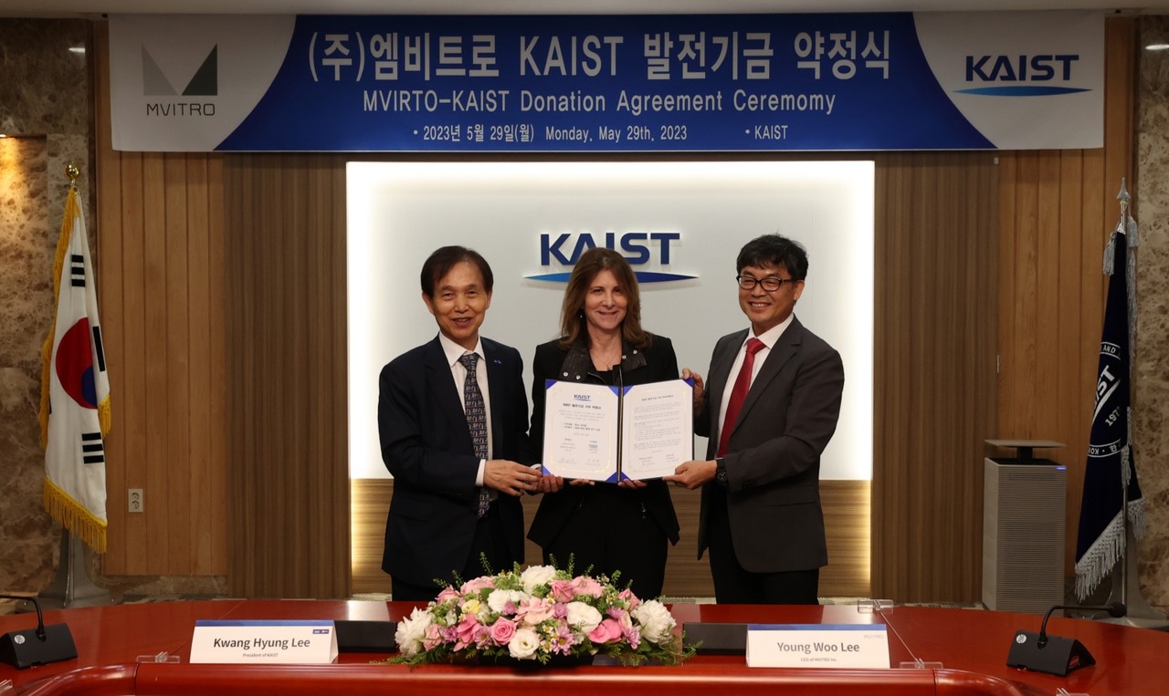 이광형 KAIST 총장(왼쪽부터)과 린다 밀스 NYU 차기 총장 내정자, 이영우 엠비트로 대표가 29일 오후 KAIST 대전 본원에서 KAIST-NYU 조인트 캠퍼스 공동연구 발전기금 10억원 약정식에 참석해 포즈를 취하고 있다. (사진=KAIST)