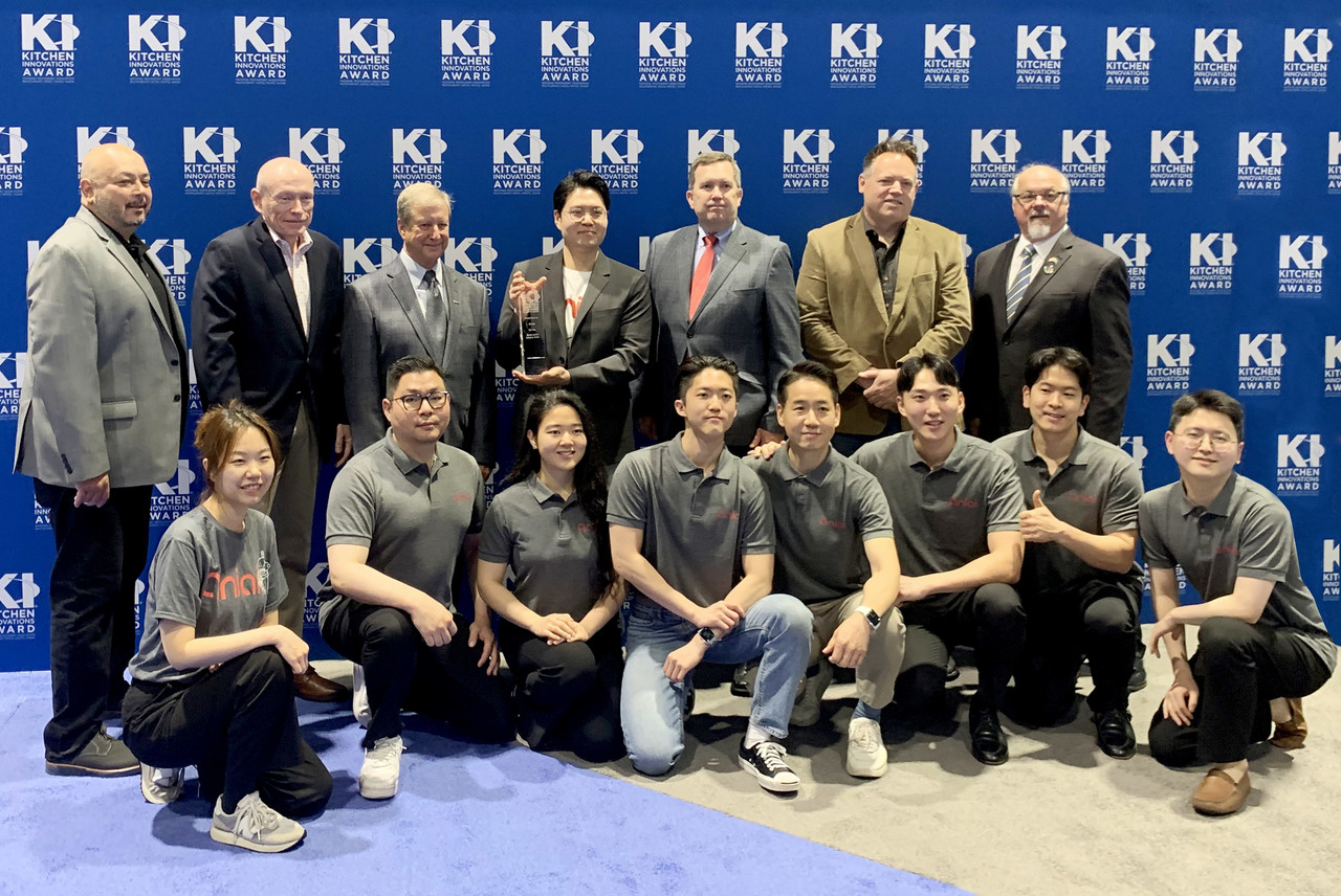 에니아이 관게자들이 NRA 쇼에서 킨친 이노베이션 어워즈를 수상한 뒤 행사 관계자들과 기념사진을 촬영하고 있다. (사진=에니아이)