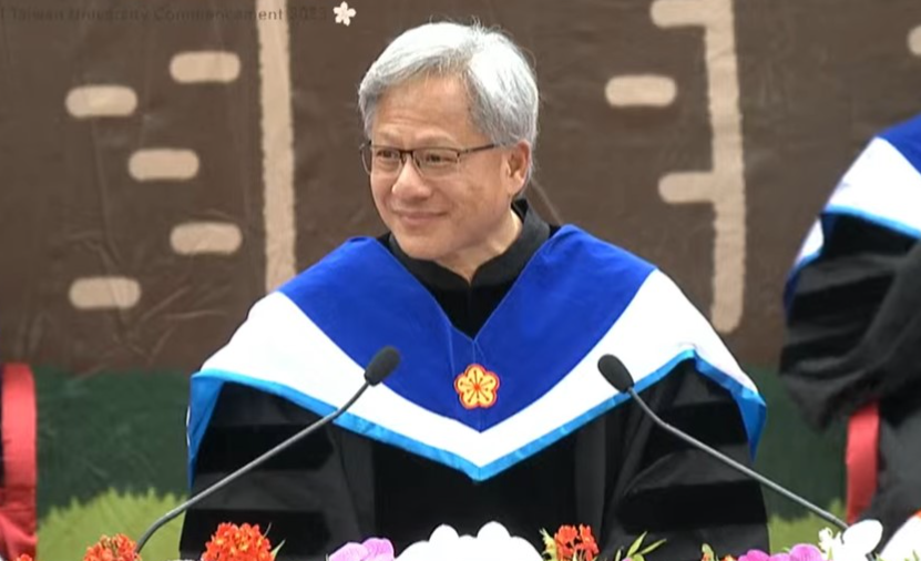 젠슨 황 엔비디아 CEO가 27일 대만 국립대만대학교에서 졸업식 연설을 하고 있다. (사진=엔비디아)