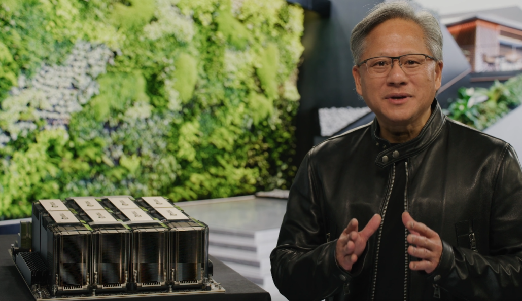 젠슨 황 CEO가 지난 3월 열린 GTC 2023에서 'H100' GPU를 소개하고 있다. (사진=엔비디아)
