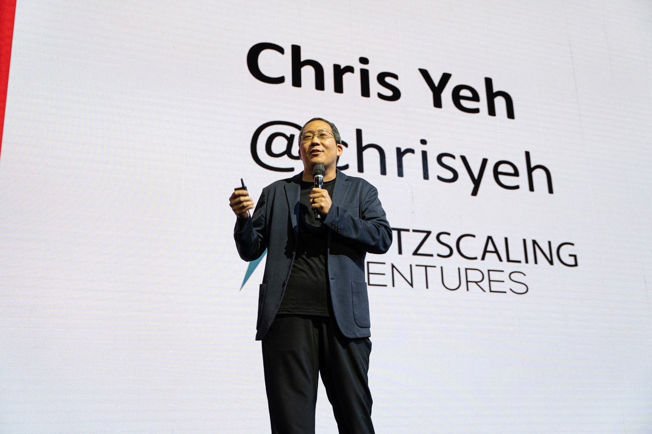  크리스 예가 'AI 시대의 블리츠스케일링'에 대해 경연하고 있다. (사진=뤼튼)