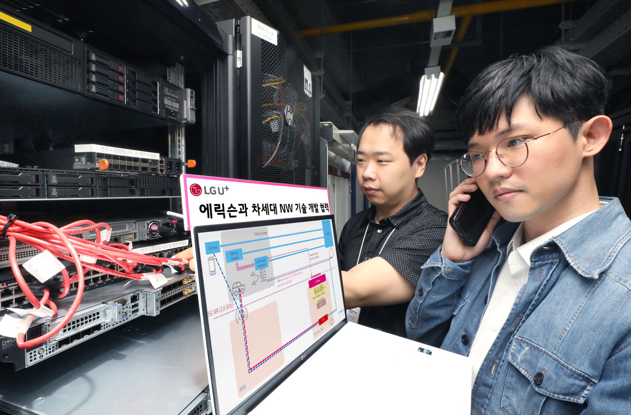 LGU+ 임직원들이 API 형태로 구성한 5G 네트워크를 활용해 시연 중이다. (사진=LGU+)