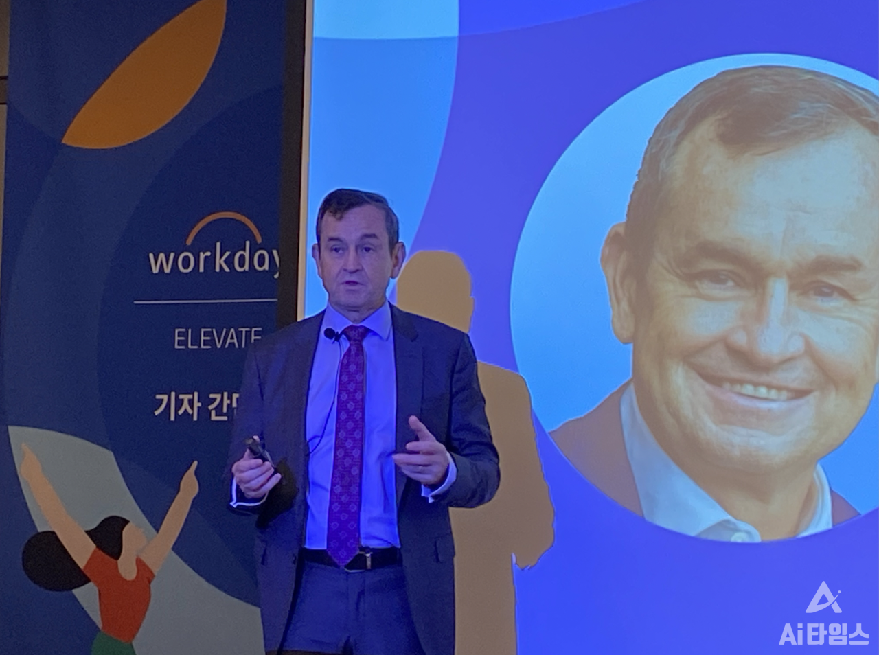 폴 헤니건 워크데이 아시아 태평양 및 일본 총괄사장이 인사말을 전하고 있다.