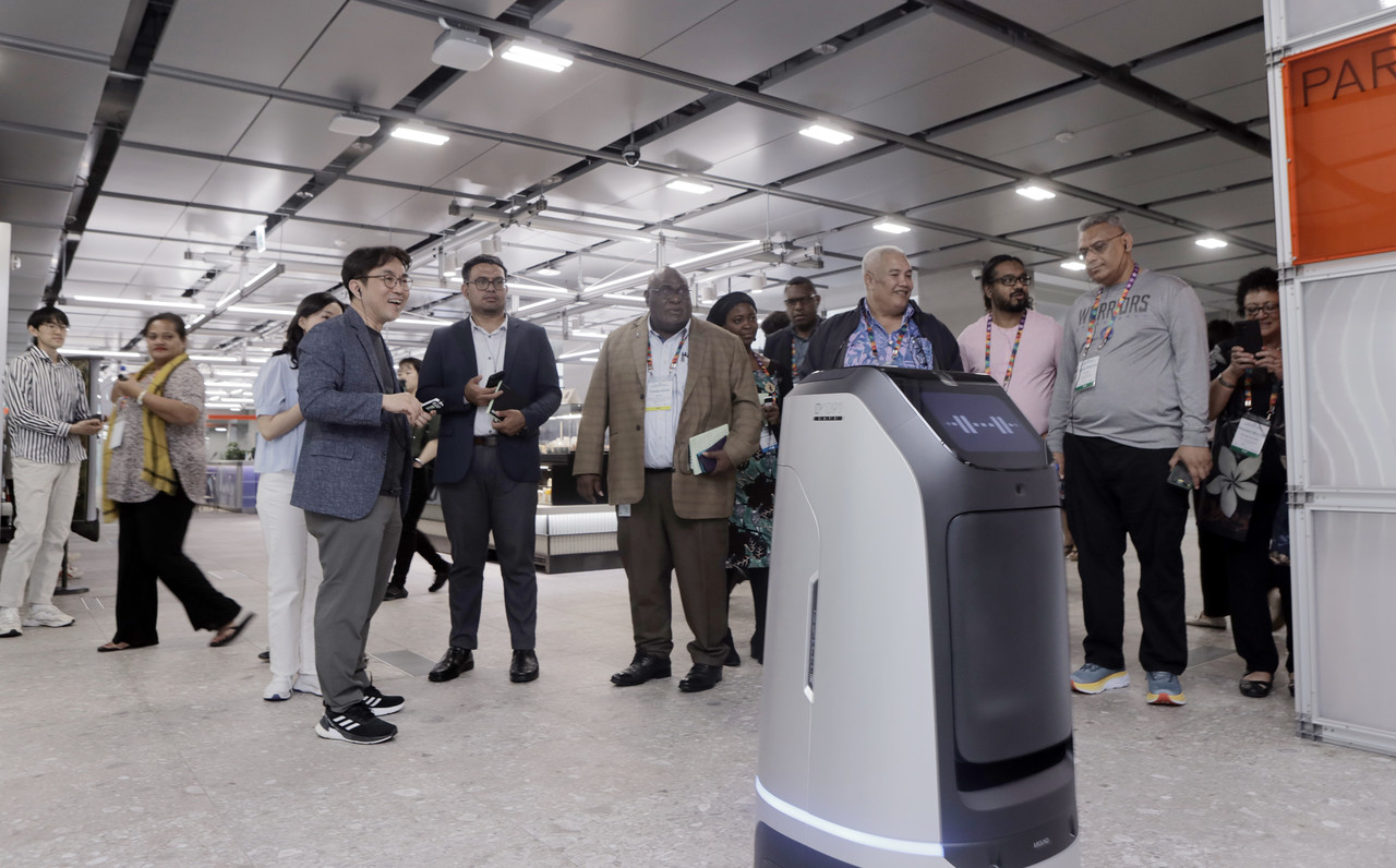 네이버 1784를 방문한 태평양도서 5개국 관계자들이 로봇 '루키'를 시연하고 있다. (사진=네이버)