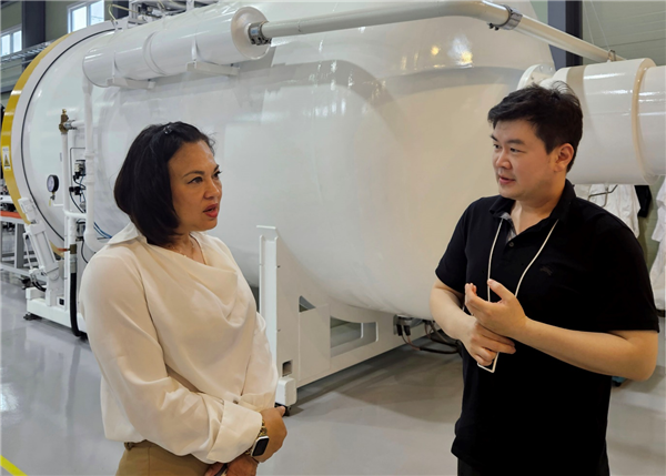 태미 김 어바인 부시장(왼쪽)은 지난 1일 이천 플라나 R&D 센터를 방문해 플라나와 협력 방안에 대해 논의했다. (사진=플라나)