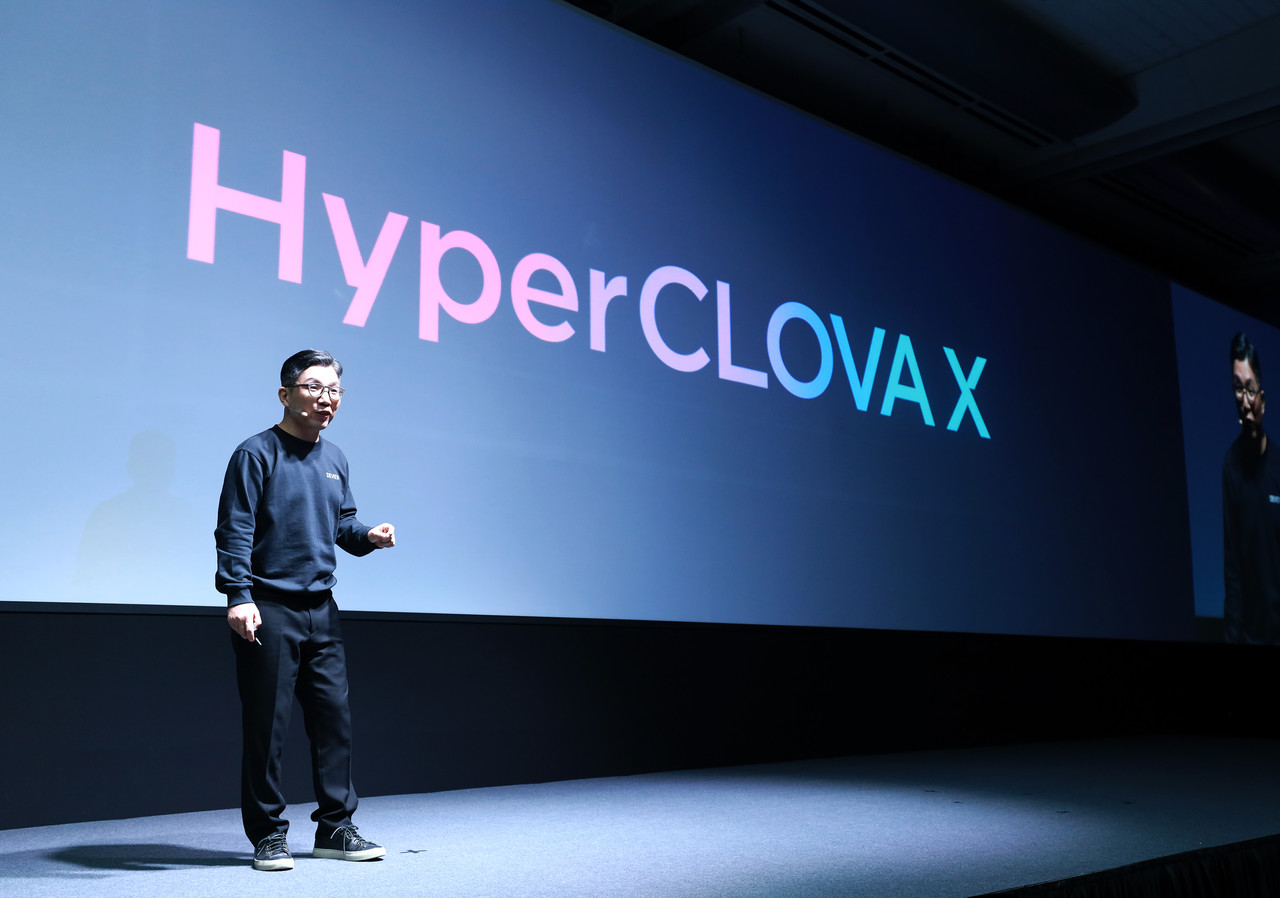 김유원 네이버클라우드 대표가 지난 2월 열린 개발자 컨퍼런스에서 '하이퍼클로바X'를 소개하고 있다(사진=네이버)
