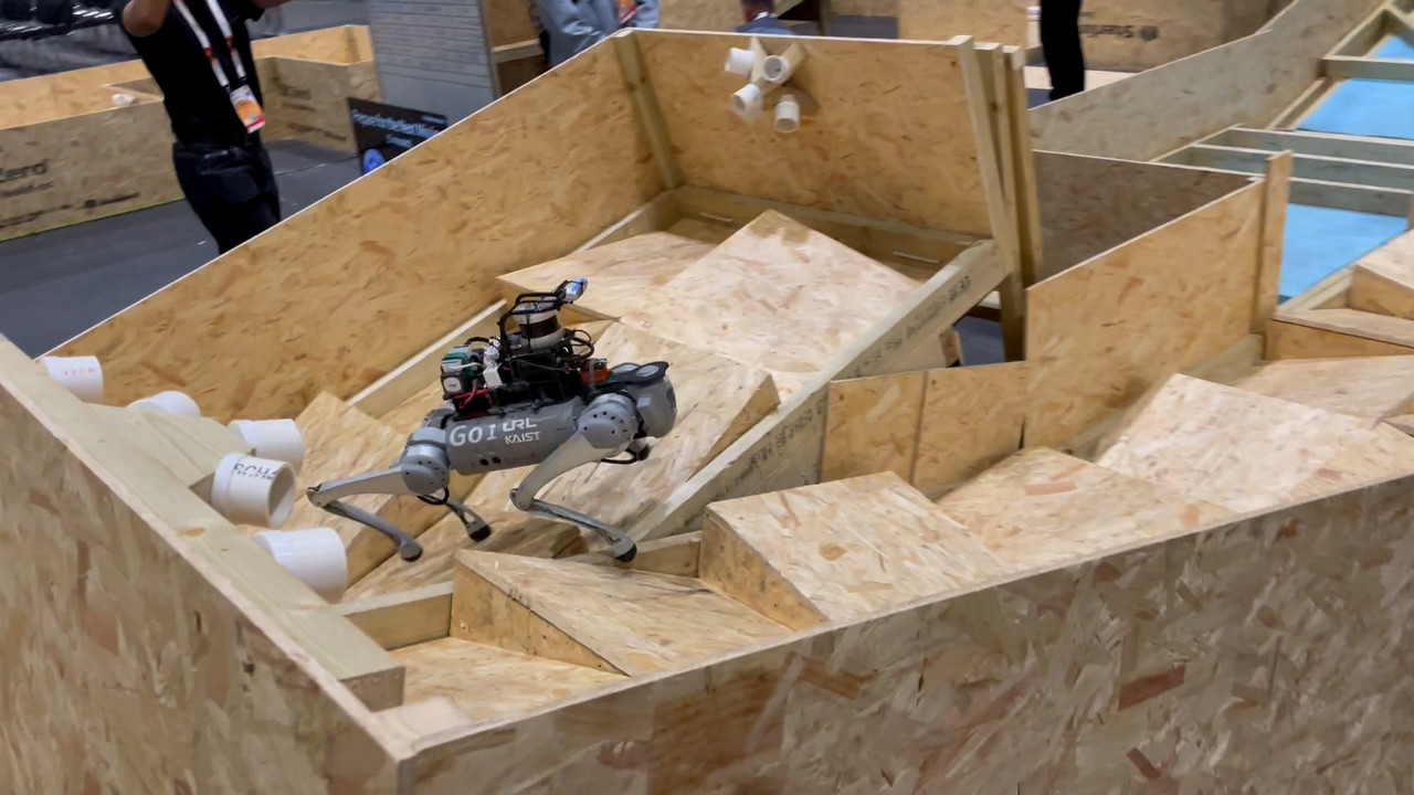 장애물 위에서 균형을 잡으며 이동하는 '드림워커' (사진=KAIST)