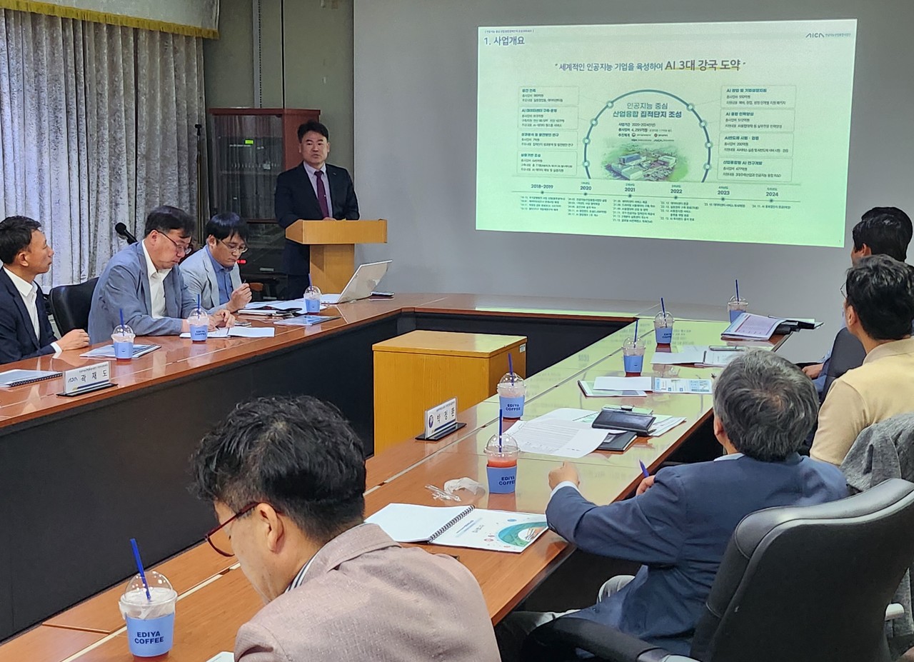 김준하 인공지능산업융합사업단장이 5일 광주테크노파크 회의실에서 열린 간담회에서 AI 중심 산업융합 집적단지 조성사업에 대해 설명하고 있다. (사진=AI산업융합사업단)