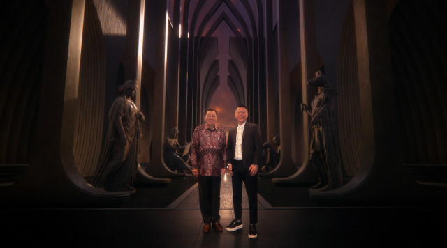  간디 술리스티얀토 주한인도네시아 대사(왼쪽)가 비브스튜디오스 본사를 방문, 김세규 비브스튜디오스 대표와 기념 촬영을 하고 있다. (사진=비브스튜디오스)