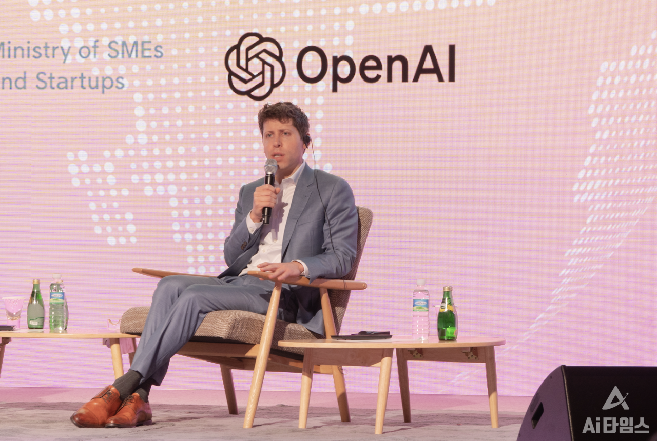 샘 알트먼 오픈AI CEO가 9일 서울 63빌딩 그랜드 볼룸에서 열린 'K-Startups Meet OpenAI' 행사에서 100여개 국내 스타트업에 협력 의지를 밝히고 있다. (사진=조예주 기자 joyejuoffice@aitimes.com) 