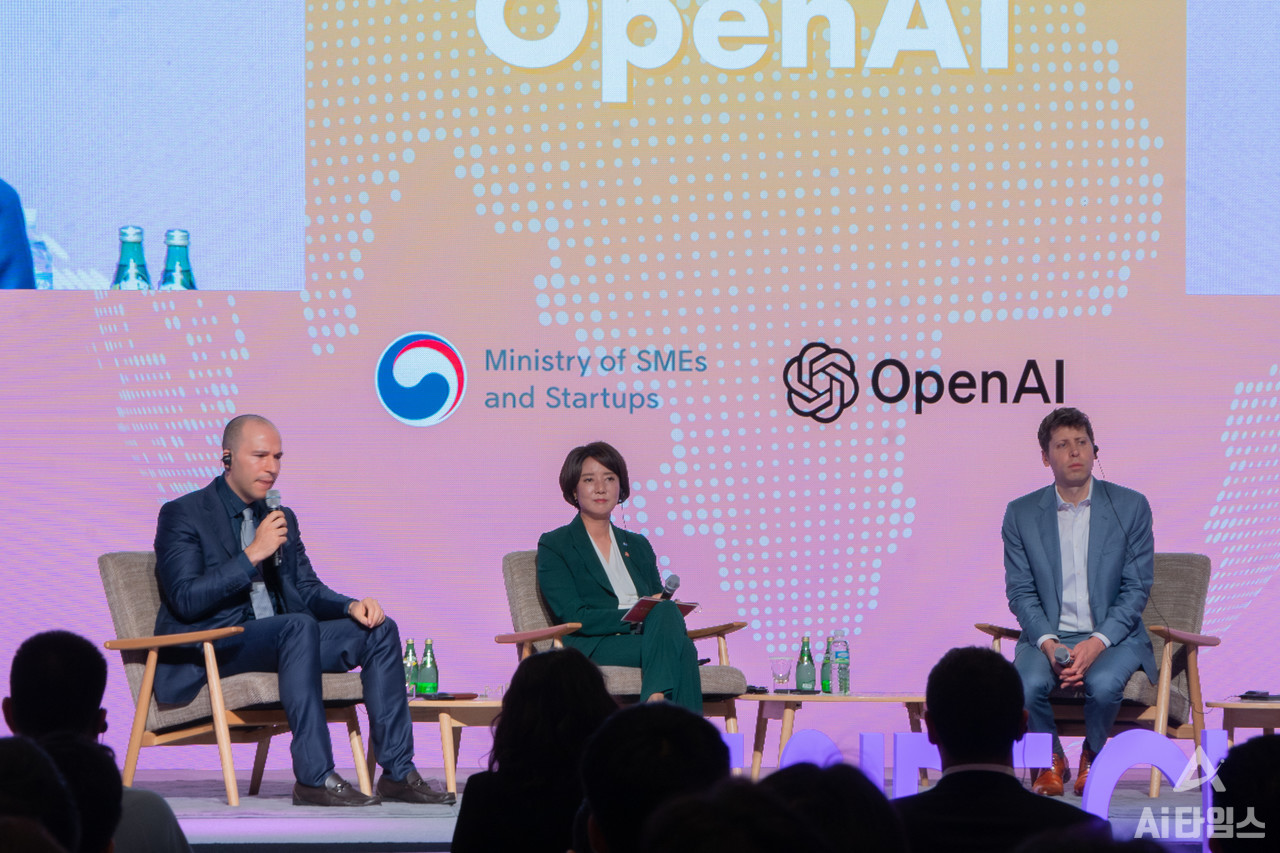 Olivier CEO Greg Brockman is talking about the direction of AI regulation at the 'K-Startups Meet OpenAI' event held at the Grand Ballroom of the 63 Building in Seoul.  (Photo = Reporter Yeju Cho joyejuoffice@aitimes.com) 