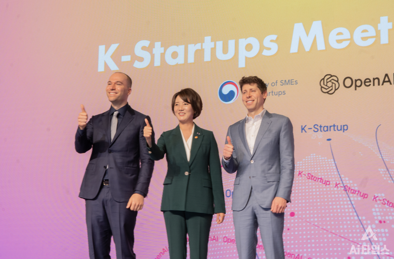 From left, OpenAI Co-CEO Greg Brockman, Small and Medium Venture Business Minister Lee Young, and OpenAI CEO Sam Altman are taking a commemorative photo.  (Photo = Reporter Yeju Cho joyejuoffice@aitimes.com) 