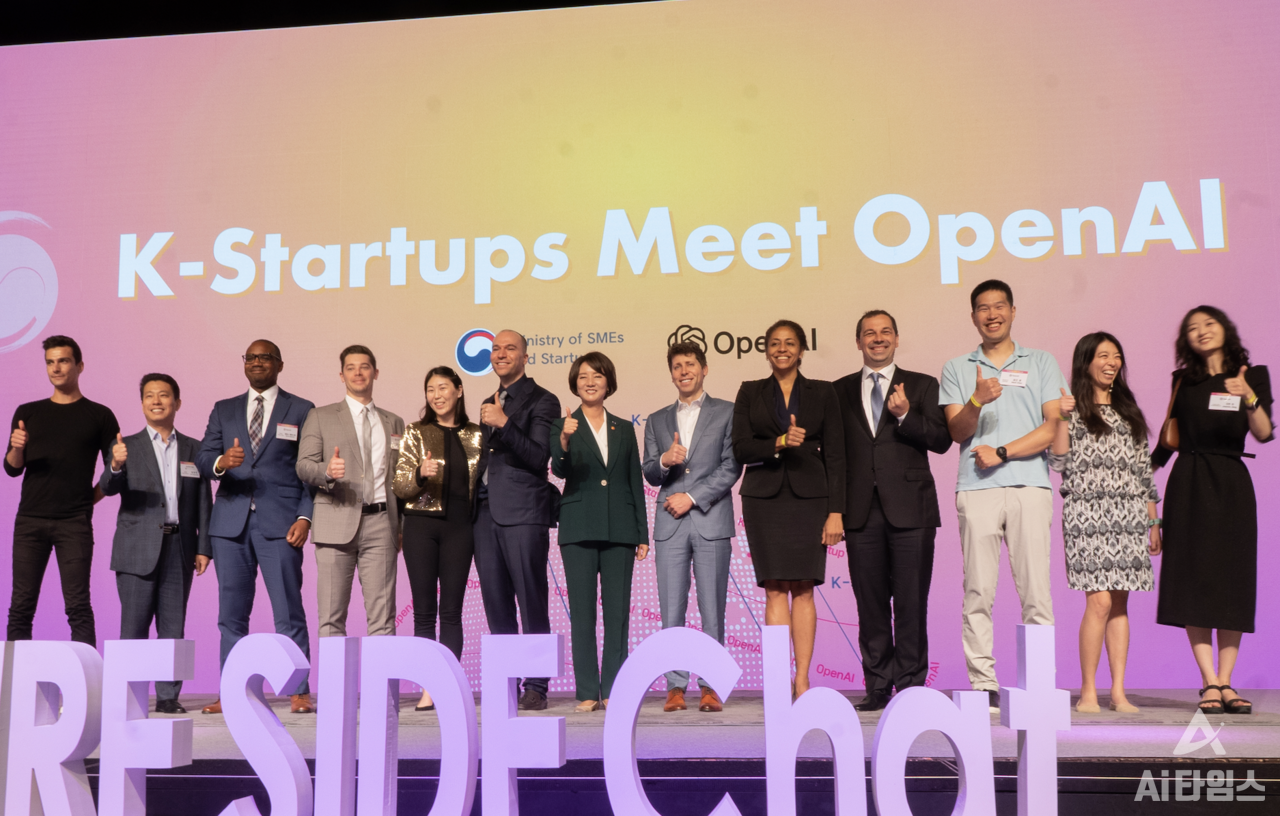 In the last photo shoot session, the Open AI executives who were with them during their visit to Korea came up on stage and took a commemorative photo together.  (Photo = Reporter Yeju Cho joyejuoffice@aitimes.com)  