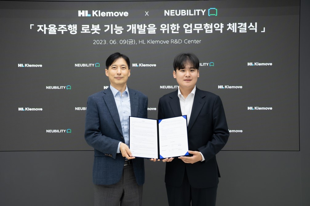 강형진 HL클레무브 CTO(왼쪽)와 이상민 뉴빌리티 대표가 MOU를 마친 뒤 포즈를 취하고 있다. (사진=뉴빌리티) 