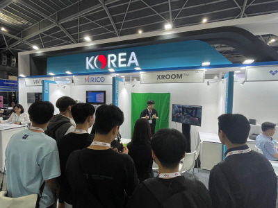 소울엑스가 ATxSG 부스에서 관람객을 상대로 '엑스룸'을 선보이고 있다. (사진=소울엑스)