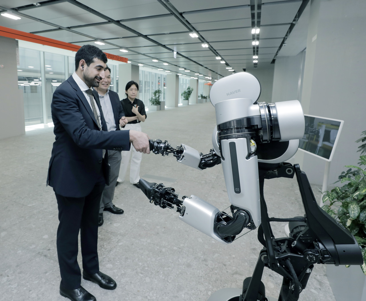 셰이크 사우드 UAE 샤르자 왕자가 네이버 1784를 방문, 로봇과 악수를 나누고 있다. (사진=네이버)