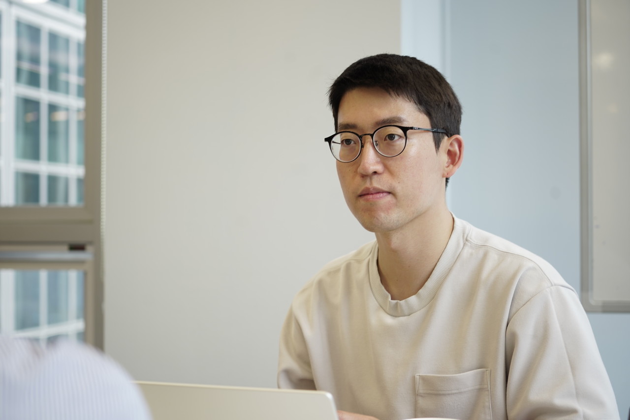 남병관 팀스파르타 CTO가 챗GPT 도입에 대한 질문을 듣고 있다 (사진=팀스파르타)