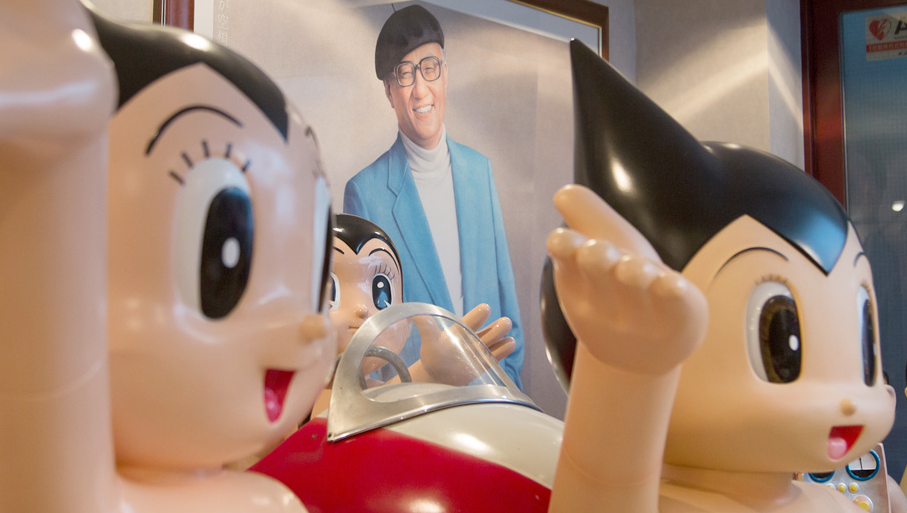 데즈카 오사무의 사진과 '우주소년 아톰' (사진=데즈카 프로덕션)