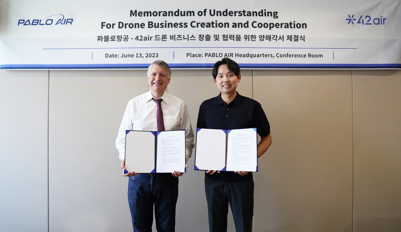 김영준 파블로항공 대표(오른쪽)와 행크 구슨 포티투에어 대표가 파블로항공 송도 본사에서 MOU 후 기념 촬영을 하고 있다. (사진=파블로항공)