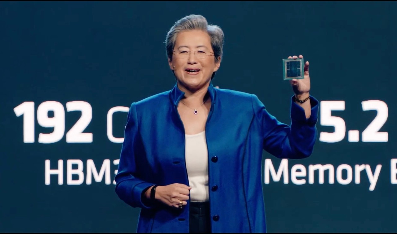 리사 수 AMD CEO가 새 GPU인 'MI300X'를 들어보이고 있다.(사진=AMD 유튜브 캡처)